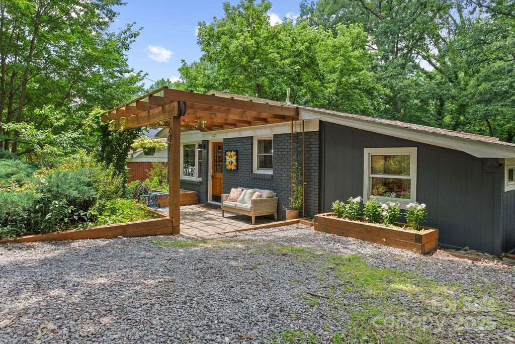 207 S Oconeechee Avenue, Black Mountain, NC 28711