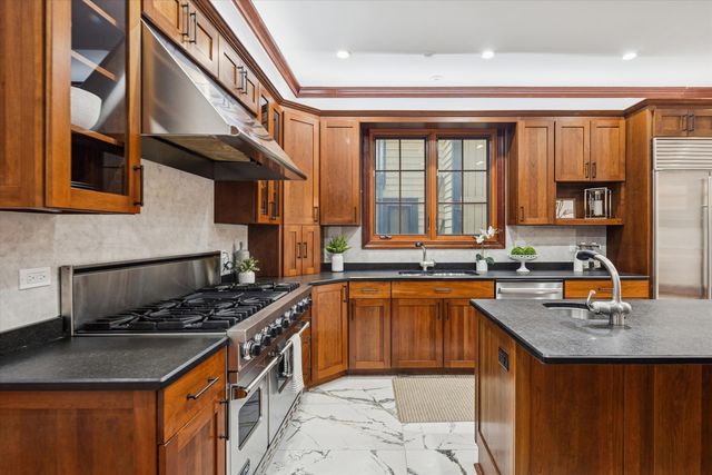 1745 W Cornelia Avenue, Chicago, IL 60657