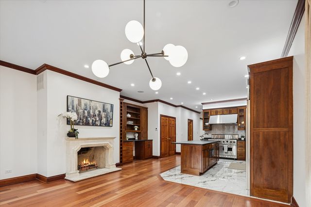 1745 W Cornelia Avenue, Chicago, IL 60657