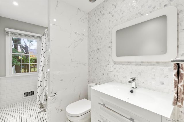 669 Hill Street, Southampton, NY 11968