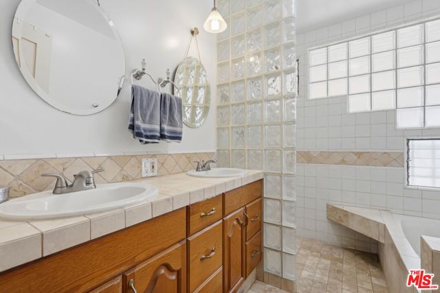 1612 S Genesee Avenue, Los Angeles, CA 90019