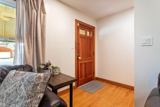 15 Sanford DR, Newport News, VA 23601