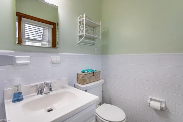 15 Sanford DR, Newport News, VA 23601