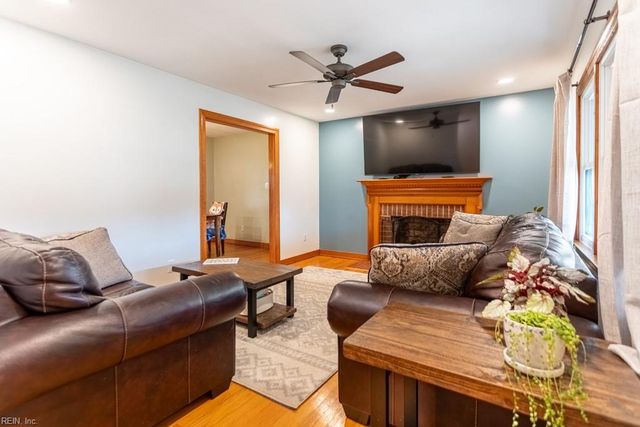 15 Sanford DR, Newport News, VA 23601