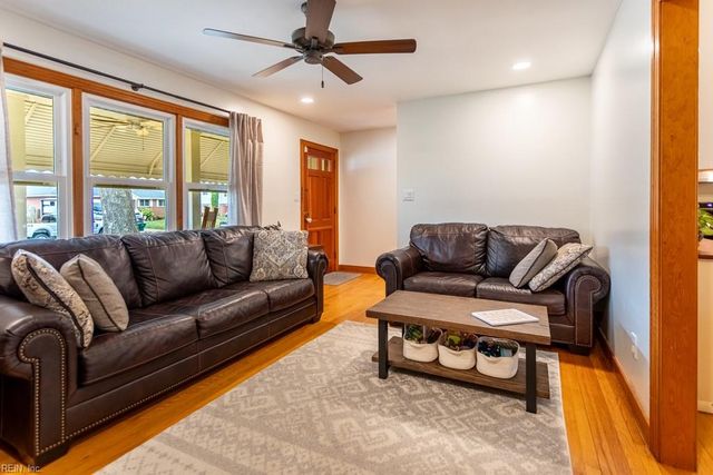 15 Sanford DR, Newport News, VA 23601