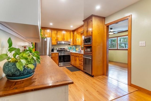 15 Sanford DR, Newport News, VA 23601