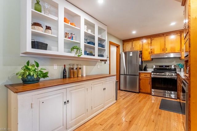 15 Sanford DR, Newport News, VA 23601