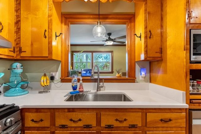 15 Sanford DR, Newport News, VA 23601