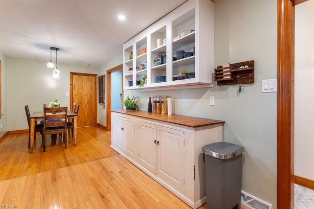 15 Sanford DR, Newport News, VA 23601