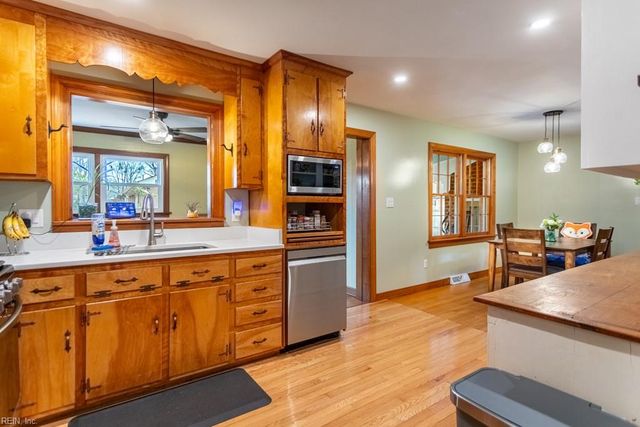 15 Sanford DR, Newport News, VA 23601