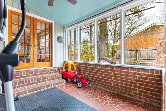 15 Sanford DR, Newport News, VA 23601