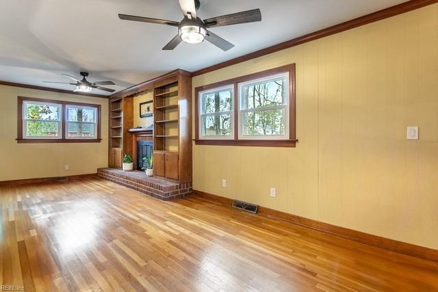 15 Sanford DR, Newport News, VA 23601