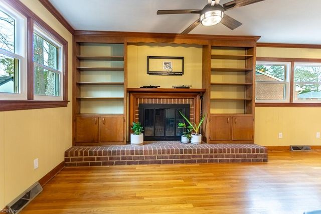 15 Sanford DR, Newport News, VA 23601