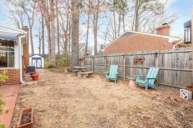 15 Sanford DR, Newport News, VA 23601