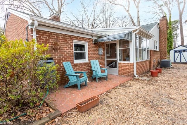 15 Sanford DR, Newport News, VA 23601