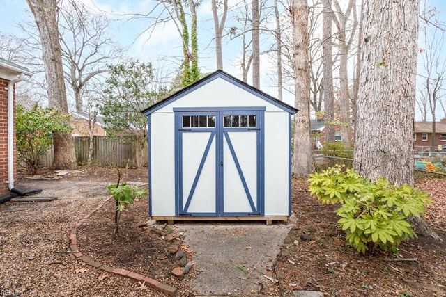 15 Sanford DR, Newport News, VA 23601