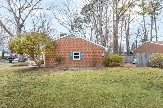 15 Sanford DR, Newport News, VA 23601