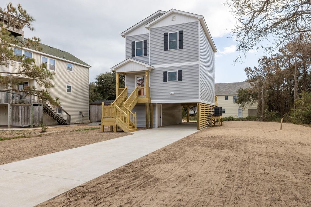 Image 1 of property listing at 107 W Aviation Ave Lot 7, Kill Devil Hills, NC 27948