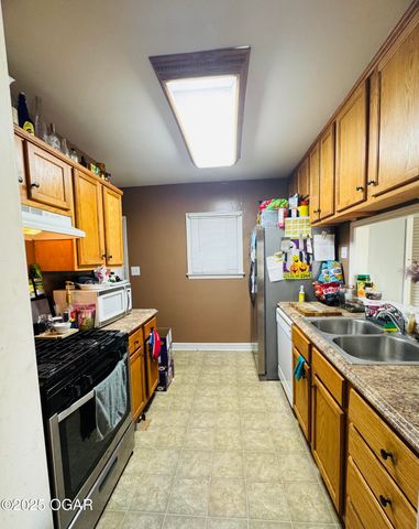 1324 W Central Avenue, Carthage, MO 64836