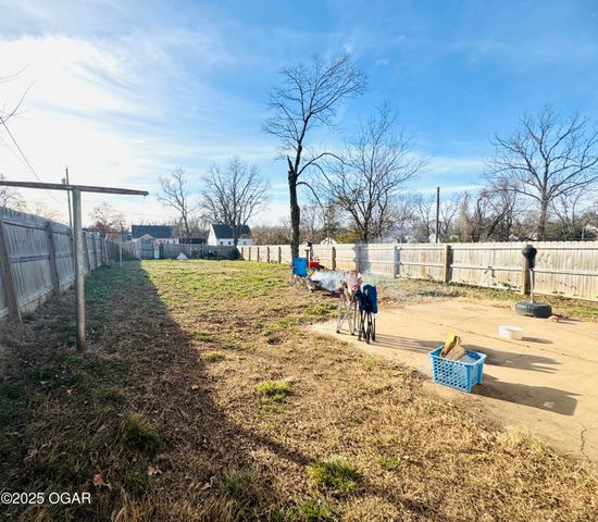 1324 W Central Avenue, Carthage, MO 64836