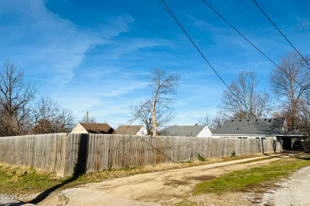 1324 W Central Avenue, Carthage, MO 64836