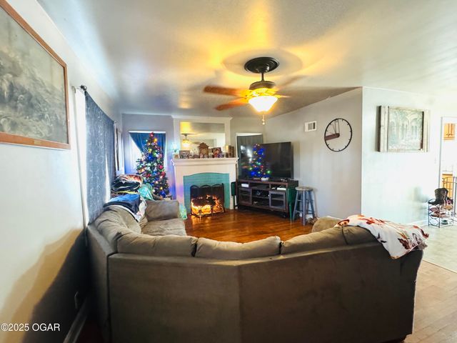 1324 W Central Avenue, Carthage, MO 64836