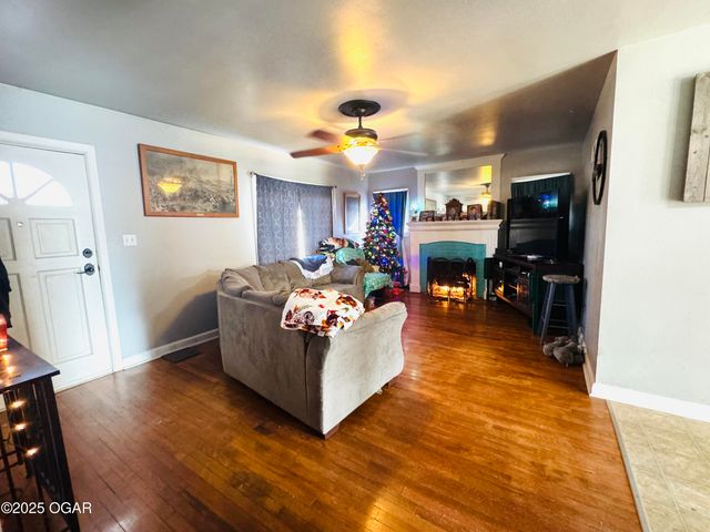 1324 W Central Avenue, Carthage, MO 64836