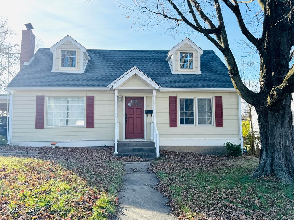 1324 W Central Avenue, Carthage, MO 64836