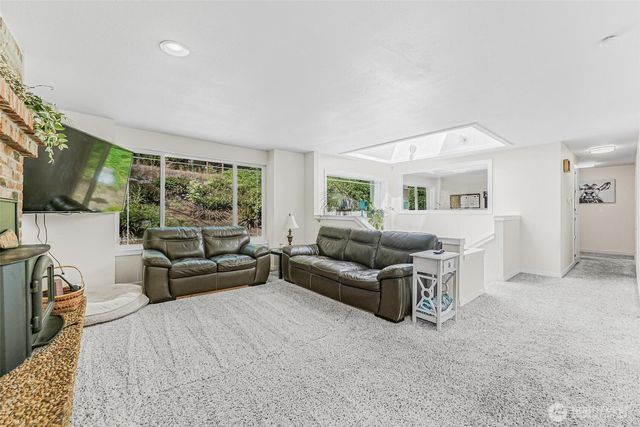 317 68th Avenue E, Tacoma, WA 98424