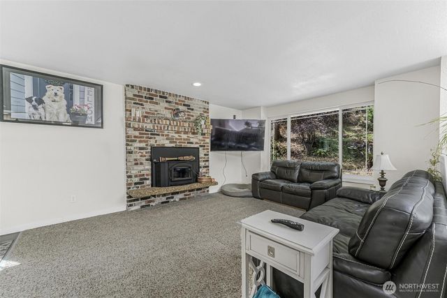 317 68th Avenue E, Tacoma, WA 98424