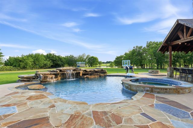 101 Signature Court, Weatherford, TX 76087