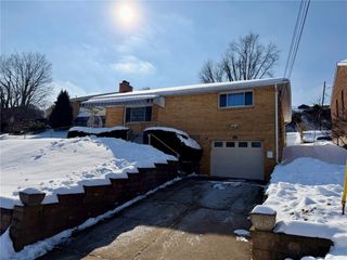 4827 Barberry St, Lincoln Place, PA 15207