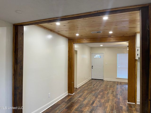 547 Woodbury Road, Jackson, MS 39206