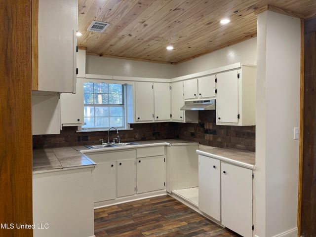 547 Woodbury Road, Jackson, MS 39206