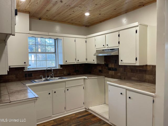 547 Woodbury Road, Jackson, MS 39206