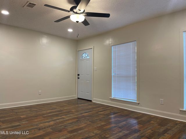 547 Woodbury Road, Jackson, MS 39206