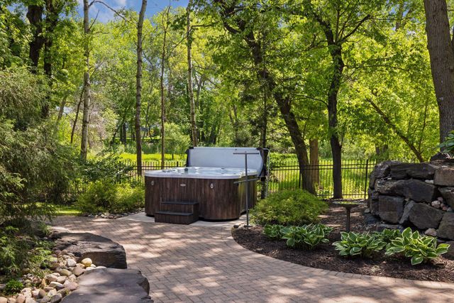 614 Hidden Creek Trail, Mendota Heights, MN 55118