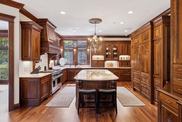 614 Hidden Creek Trail, Mendota Heights, MN 55118