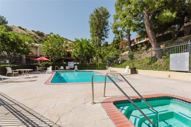 8016 Via Verona, Burbank, CA 91504