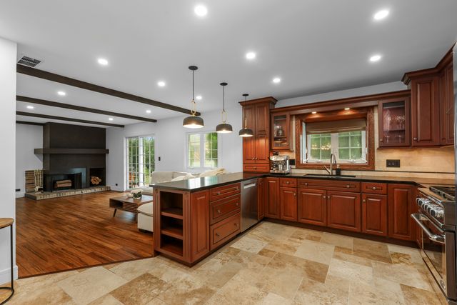 575 Gateshead N Avenue, Elk Grove Village, IL 60007
