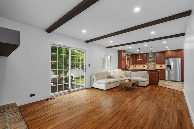 575 Gateshead N Avenue, Elk Grove Village, IL 60007