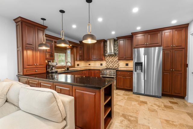 575 Gateshead N Avenue, Elk Grove Village, IL 60007
