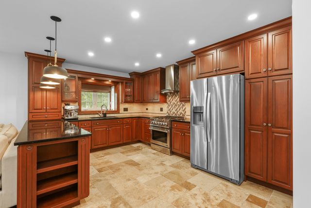 575 Gateshead N Avenue, Elk Grove Village, IL 60007
