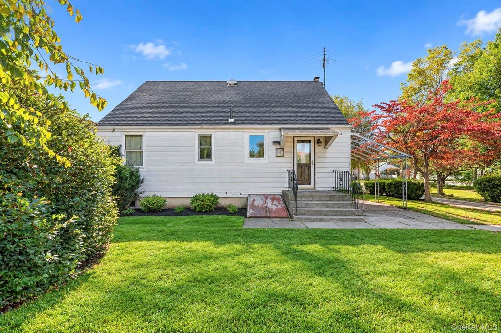 31 Charles Street, Hicksville, NY 11801 — photo 2