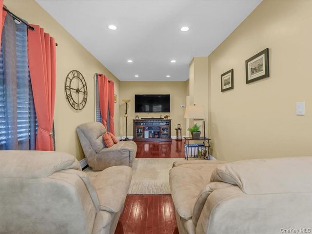 29 Colonial Avenue, Freeport, NY 11520