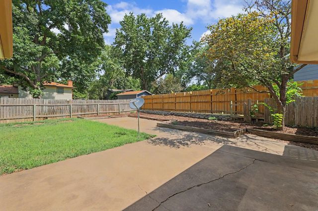 1306 E Brookfield Lane, Derby, KS 67037