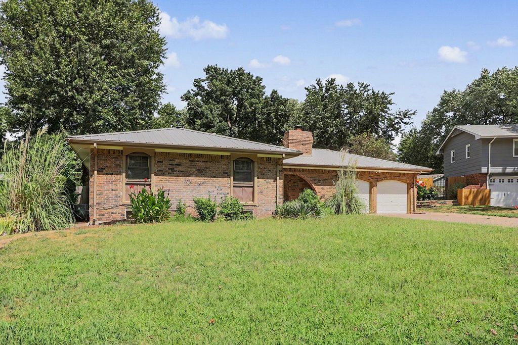 1306 E Brookfield Lane, Derby, KS 67037