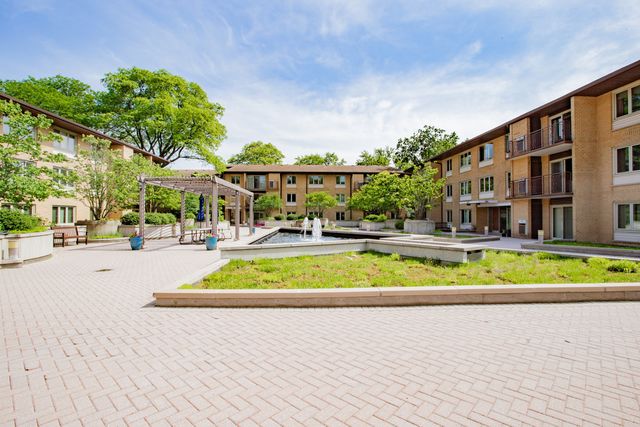 2420 W Talcott Road 211, Park Ridge, IL 60068