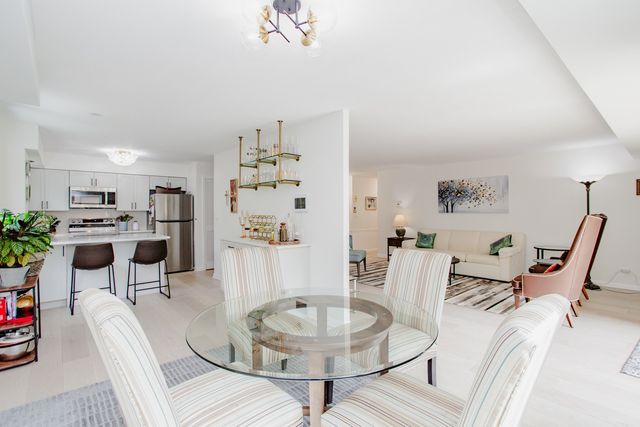 2420 W Talcott Road 211, Park Ridge, IL 60068