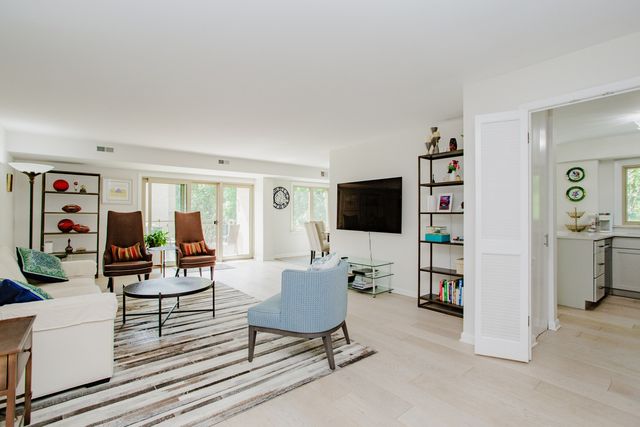 2420 W Talcott Road 211, Park Ridge, IL 60068